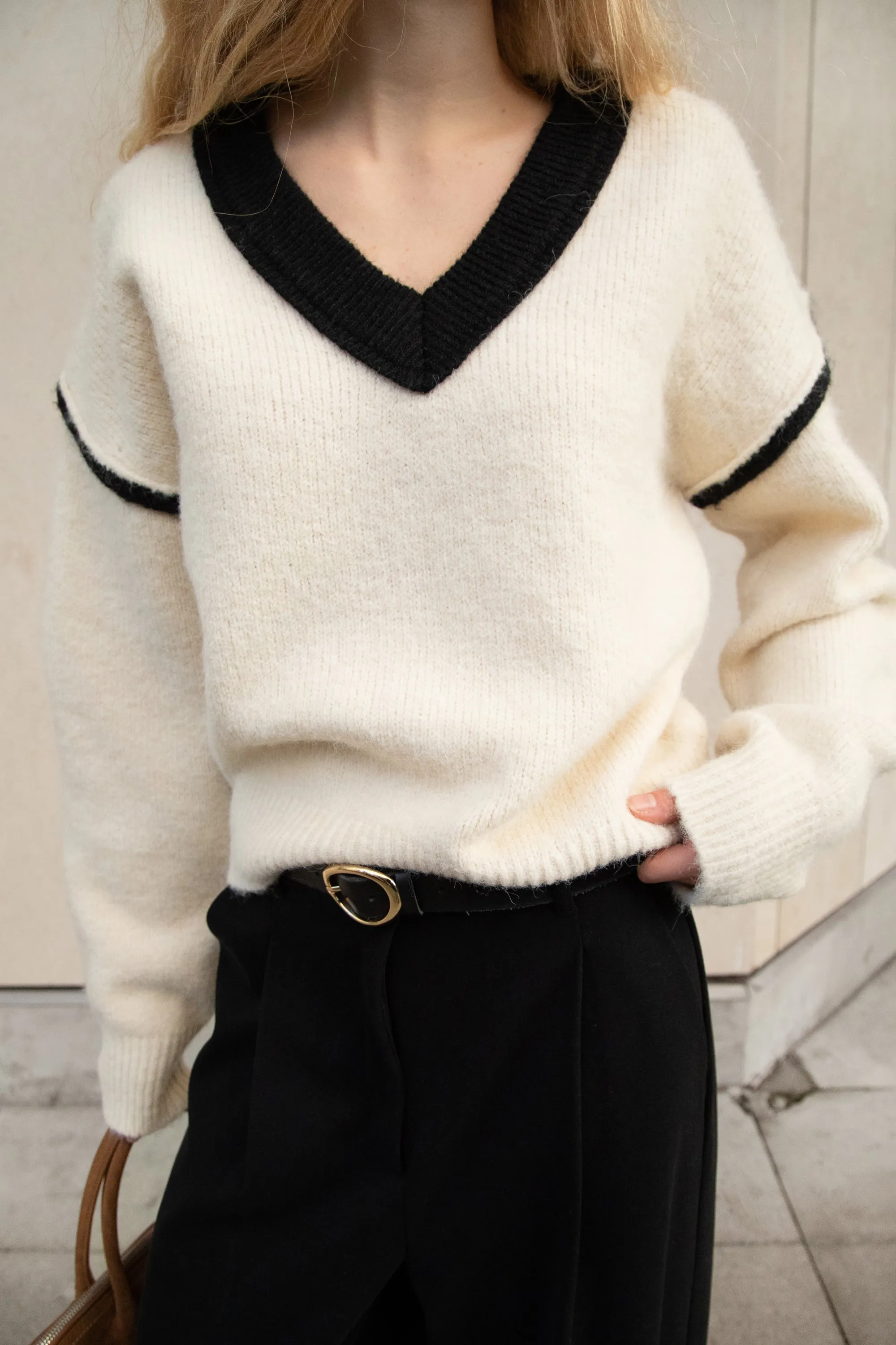 CROPPED CONTRAST V-NECK SWEATER