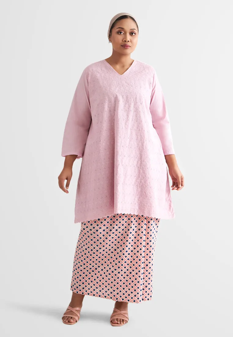 Eiliyah Raya Eyelet Collection Long Kurung Top - Pink