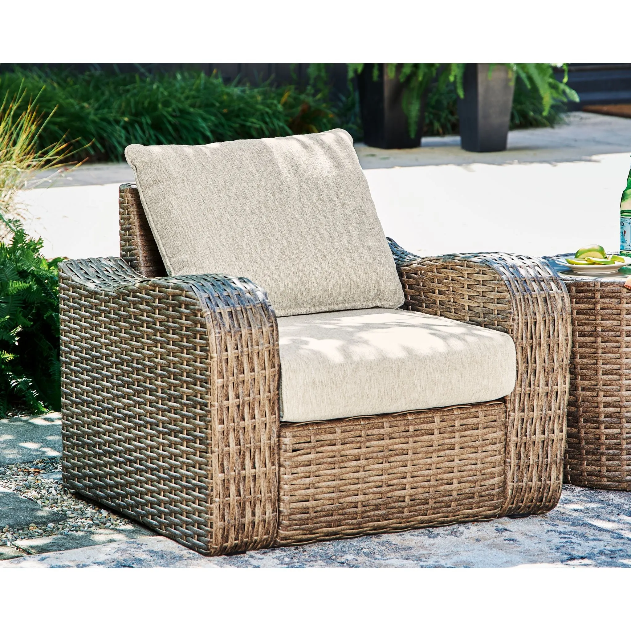 Outdoor Sandy Bloom Lounge Chair with Cushion