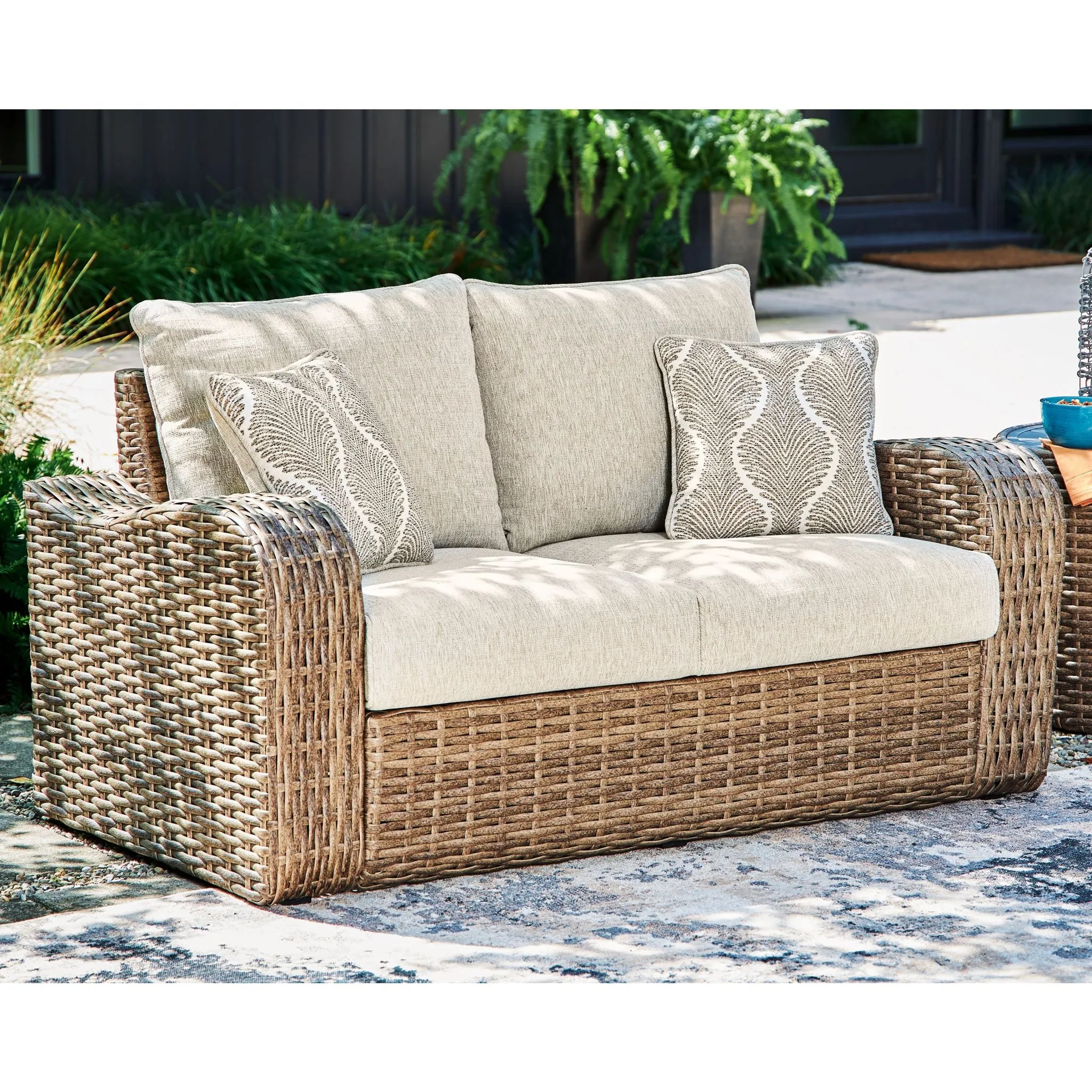 Outdoor Sandy Bloom Loveseat w/Cushion